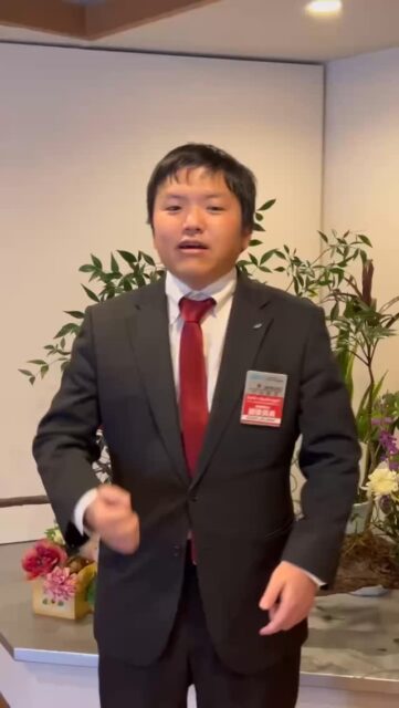 【MAK・JC 会員紹介】
2026年度 総務委員会 副委員長
竹田隆彦君
MAK・JCのムードメーカー✨
普段は「花の宿 福寿」の4代目として、専務を務める若き旅館経営者♨️
お客様の館内案内から経理業務まで幅広くこなし、
「笑顔でお帰りいただくこと」をモットーに、心温まるおもてなしを追求しています。
JC活動では、同じ悩みを持つ仲間や諸先輩方から学び、
自分だけでは気づけなかった視点を得ることで、日々自己研鑽に励んでいます📈
大変なこともあるけれど、それ以上に得られる「経験値」は一生の宝物。
三国・芦原・金津青年会議所は、共に成長し、地域を盛り上げる仲間を募集中🔥
さあ一緒に
Let's challenge👊
MAK ・JC❗️
#MAKJC #三国 #芦原 #金津 #青年会議所 地域創生 花の宿福寿 挑戦